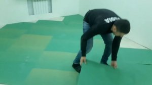 Укладка ламината на хвойную подложку.
