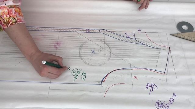 Моделирование блузки с защипами, фигурным вырезом, интересным воротником  и рукавом фонарик.