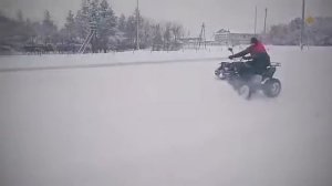 Чистим снег на квадроцикле 150 кубов