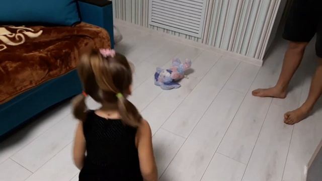 Милана играет с папой и готовится к утреннику/
Milana and Dad play and prepare for the performance? смотреть онлайн