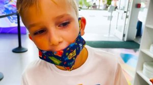 Влад и Никита играют в музее иллюзий вместе с мамой