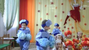 Вход на осенний утренник 2019 в средней группе .Муз. рук. Максюта Г. В.