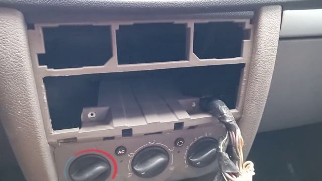 instalando central multimidia 2 din no Renault Symbol parte 1 смотреть онлайн