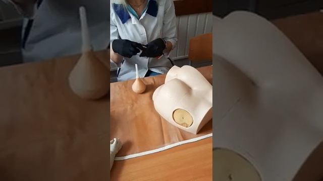 Постановка очисної клізми смотреть онлайн