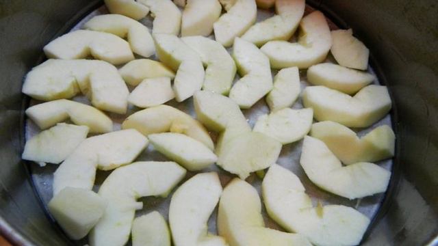 Творожный манник с яблоками