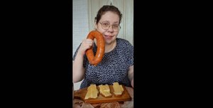 Мукбанг Краковская колбаса, Бутерброды с маслом и сыром
