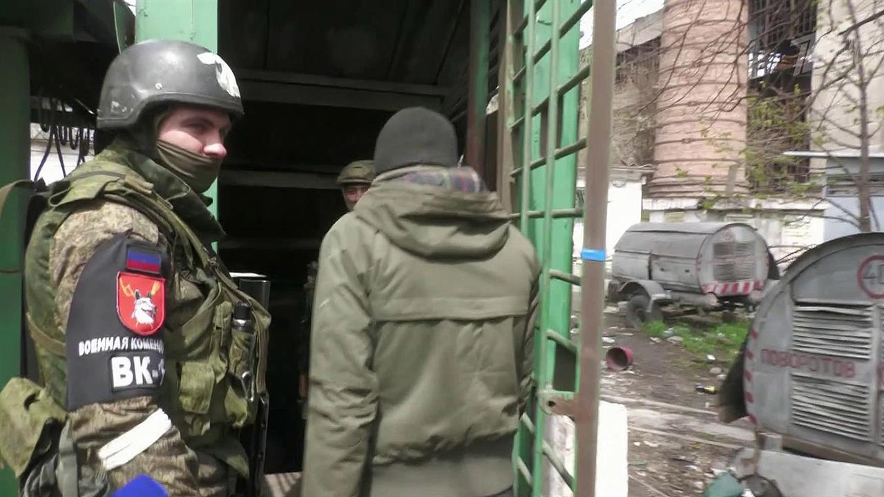 Народная милиция ДНР исследует освобожденный завод имени Ильича в Мариуполе