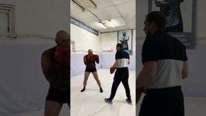 Видеоурок: как держать лапы тренеру по боксу.