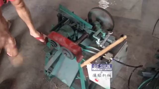 станок для нарезки резьбы на деревянном черенке для щетки