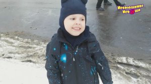 Едет желтый трактор с огромной щеткой Игорюша изучает тракторы помощники