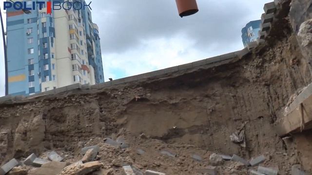 "Мещерское озеро" обвал грунта после ливней.  Ямы.