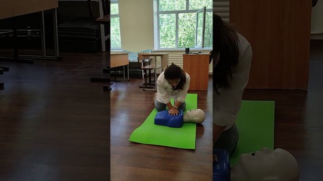 Фрагмент выполнения сердечно легочной реанимации смотреть онлайн