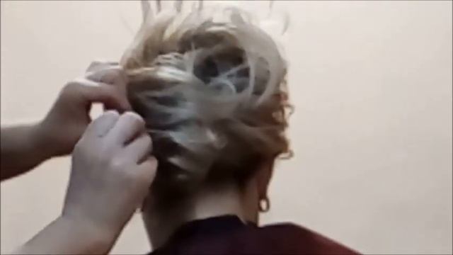 Прическа на короткие волосы.https://youtu.be/zaI4NKxSCLA смотреть онлайн