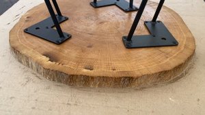 Сделала кофейный столик из дубового спила