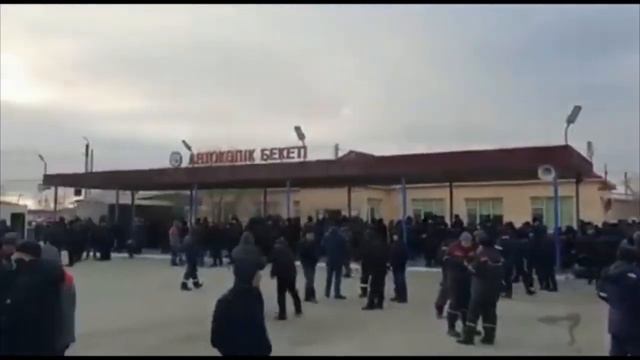 Работники в Жанаозен требуют национализировать предприятие и повысить зарплаты