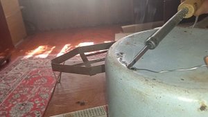 на дне кастрюли появились дырки будем их паять