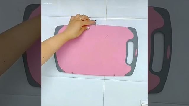 Гаджет для кухни Как легко повесить кухонные аксессуары #shorts