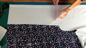 Как сшить платье без выкройки. Платье спортивного стиля, раскрой сразу на ткани.mp4