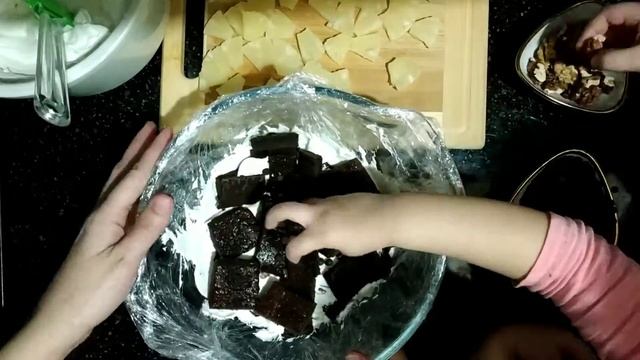 торт "СПЯЩИЙ ВУЛКАН". воздушный крем, шоколадный корж и орехи не оставят вас равнодушными.
