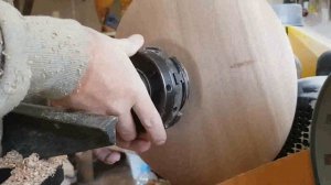 Точение большой тарелки из ясеня.