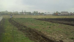 Вспашка земли тяжёлым мотоблоком