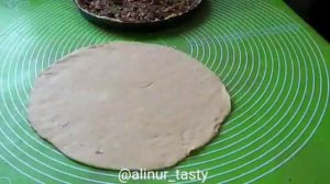 Вкусный пирог с варёной сгущенкой и грецкими орехами.