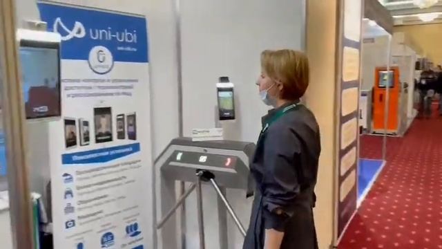 Сравниваем дистанцию распознавания лица между терминалом UFACE 8T-H TEMP и терминалом UFACE 8T-TEMP