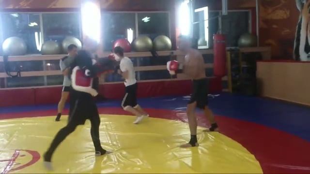 ТРЕНИРОВКИ ПО БОКСУ. РАБОТА НА ЛАПАХ смотреть онлайн