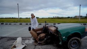 ЛЕЖАЧИЕ ПОЛИЦЕЙСКИЕ против МАШИНЫ