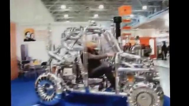 Посетители выставки Салон каминов на стенде компании Теплов и Сухов