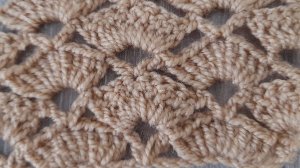 Оригинальный узор крючком из двух элементов