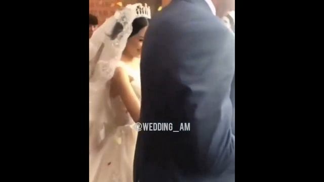 Жених и невеста выходят из церкви после венчания / Армянская свадьба 2018 смотреть онлайн