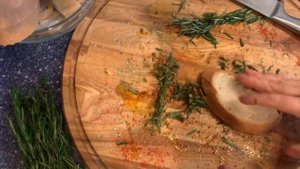 Гренки со специями. Вкусная закуска за 2 минуты. Гренки с орегано и розмарином