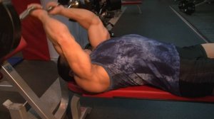 Разгибание рук со штангой лежа