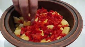 Картошка с мясом и грибами в горшочках в духовке.