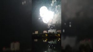 Салют в новой Москве на Черневском пруду. Бунинская Аллея. Москва съёмки салюта в парке