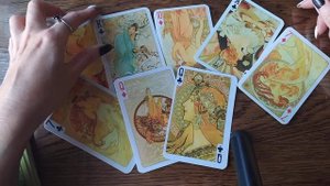 Расклад на ИГРАЛЬНЫХ картах: как ОТНОСИТСЯ ко мне ЗАГАДАННЫЙ человек?