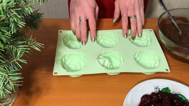 ШОКОЛАДНЫЕ МАФФИНЫ С ВИШНЕЙ / Кексы с вишней и шоколадом на праздничный и новогодний стол смотреть онлайн