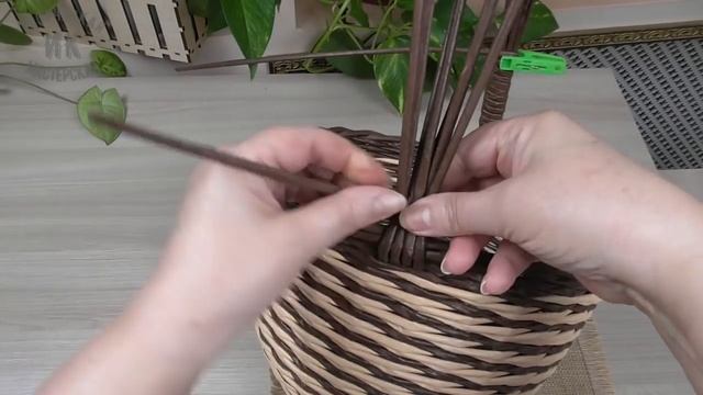 Корзинка из газетных трубочек простым узором и "вышитой" ручкой/Basket of newspaper tubes смотреть онлайн