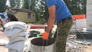 Замешиваем бетон для заливки перемычек