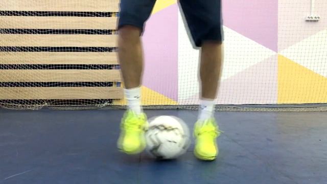 Упражнение 2, Перекат мяча между ногами смотреть онлайн