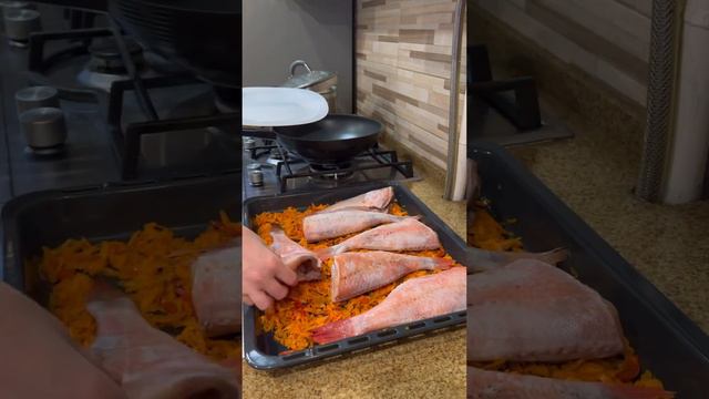 Красный окунь, приготовленный в духовке под молоком.