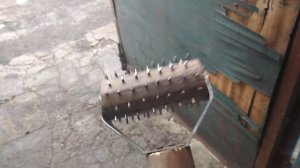 Самодельный валик для вскрытия сот.