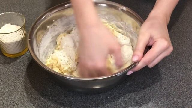 Пирог с брусникой и заливкой из сметаны с сахаром / Песочное тесто
