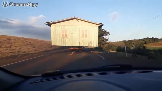 Везут дом на узкой дороге смотреть онлайн
