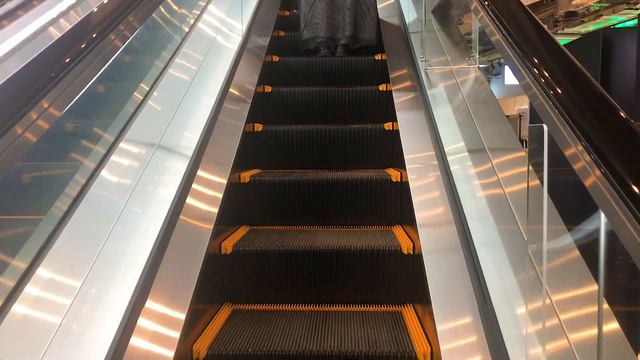 Japan walking at new Rooftop garden in Tokyo, Shibuya JULY 2021 | Japanese young people gather |