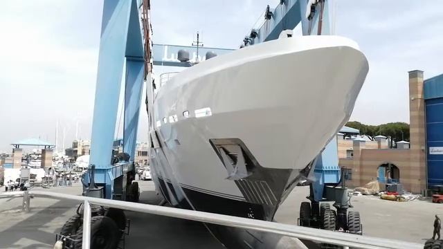 Спуск лодки на воду. Веариджио. Италия. смотреть онлайн