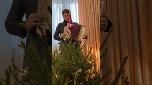 В этой деревне огни не погашены.