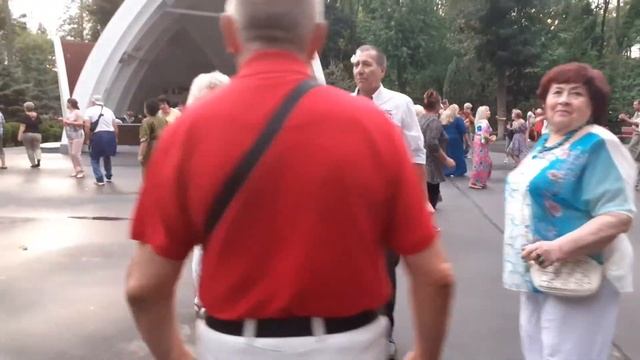 ЗАМАНИЛА, СОБЛАЗНИЛА, РАЗДРАЗНИЛА! ТАНЦЫ В ПАРКЕ ГОРЬКОГО ХАРЬКОВ СЧАСТЛИВЫЕ ДНИ смотреть онлайн