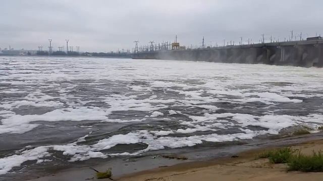 Сброс воды на Волжской ГЭС 14 мая 2016 (27000 куб. м/сек) смотреть онлайн